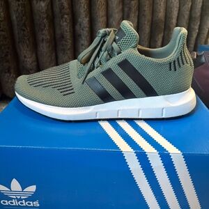 Brand New Men’s Size 9 Adidas Swift Run - Green